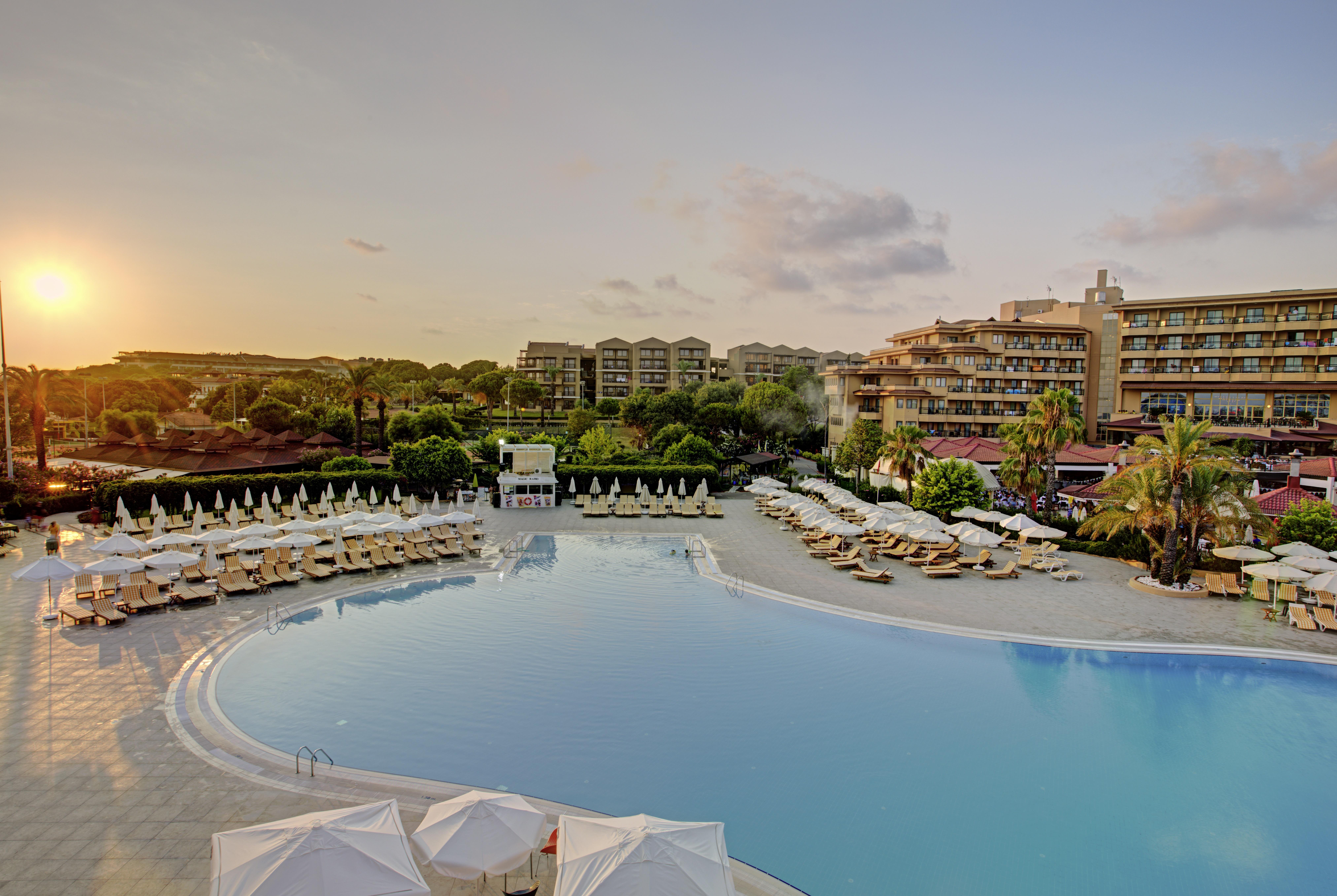 贝莱克水上世界酒店 安塔利亚 外观 照片 The resort at sunset