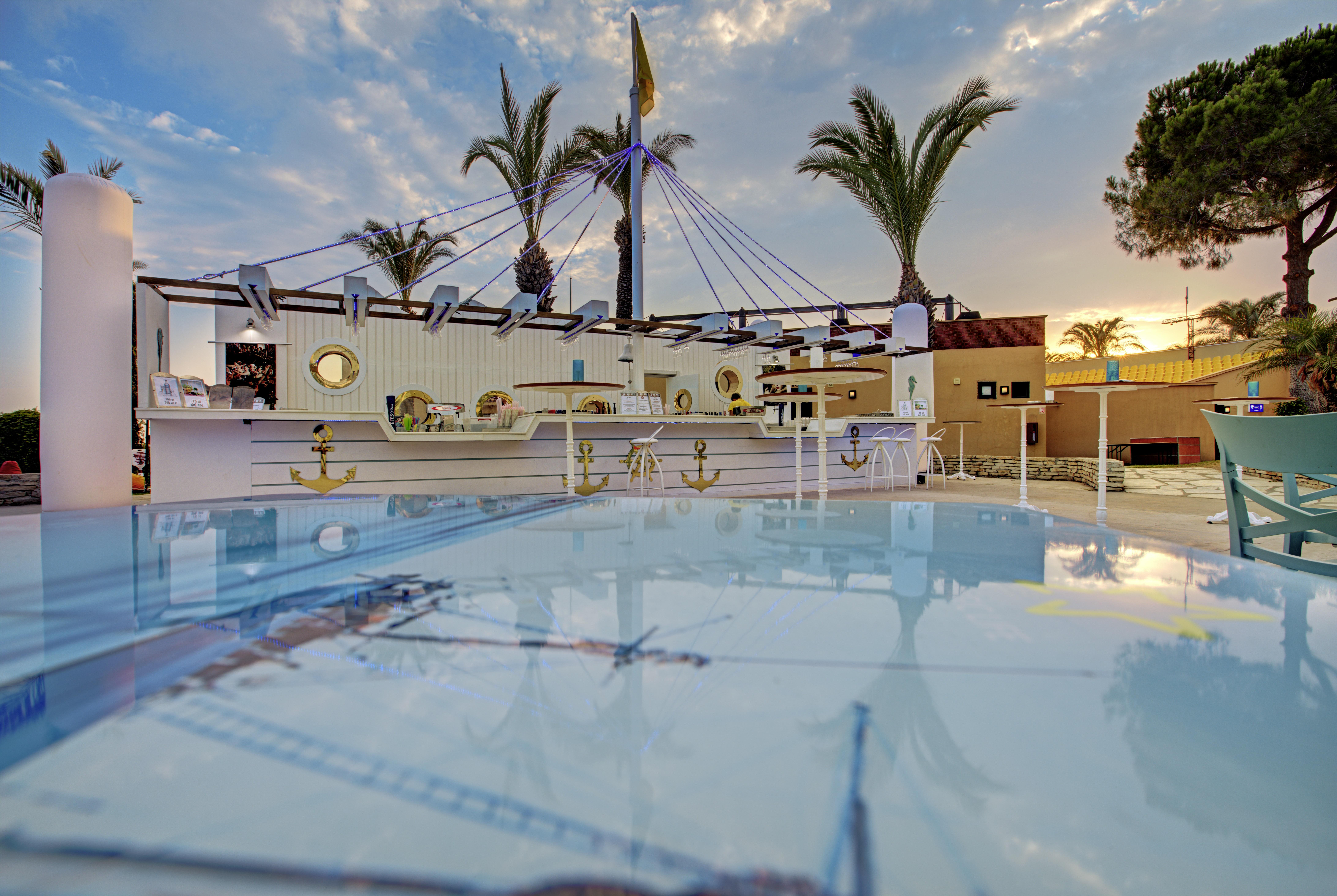贝莱克水上世界酒店 安塔利亚 外观 照片 The pool at the hotel