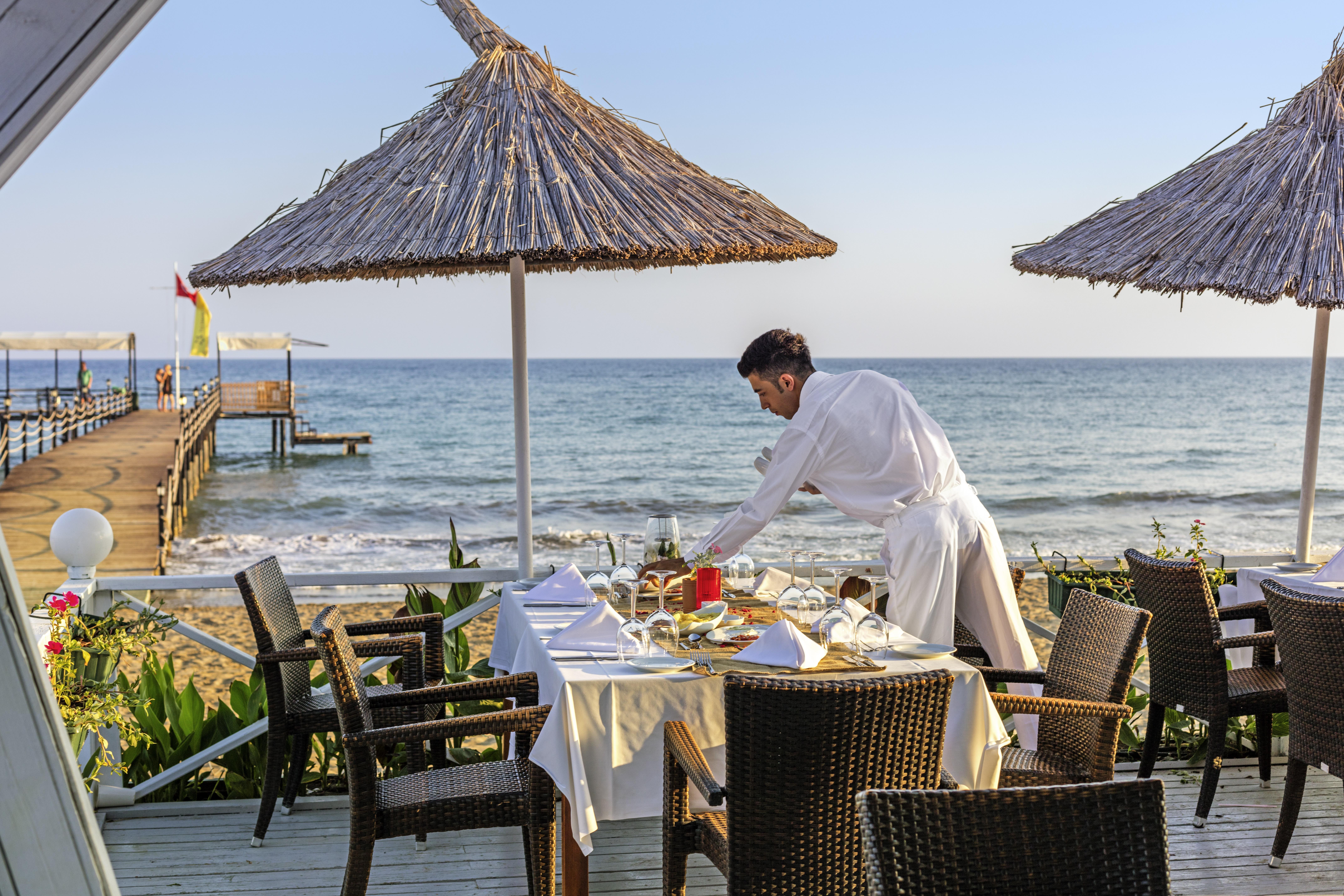 贝莱克水上世界酒店 安塔利亚 外观 照片 A waiter at a beach restaurant