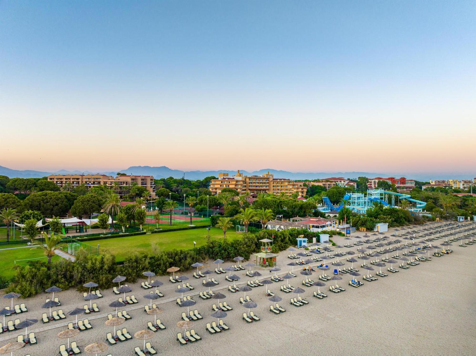 贝莱克水上世界酒店 安塔利亚 外观 照片 Aerial view of the beach