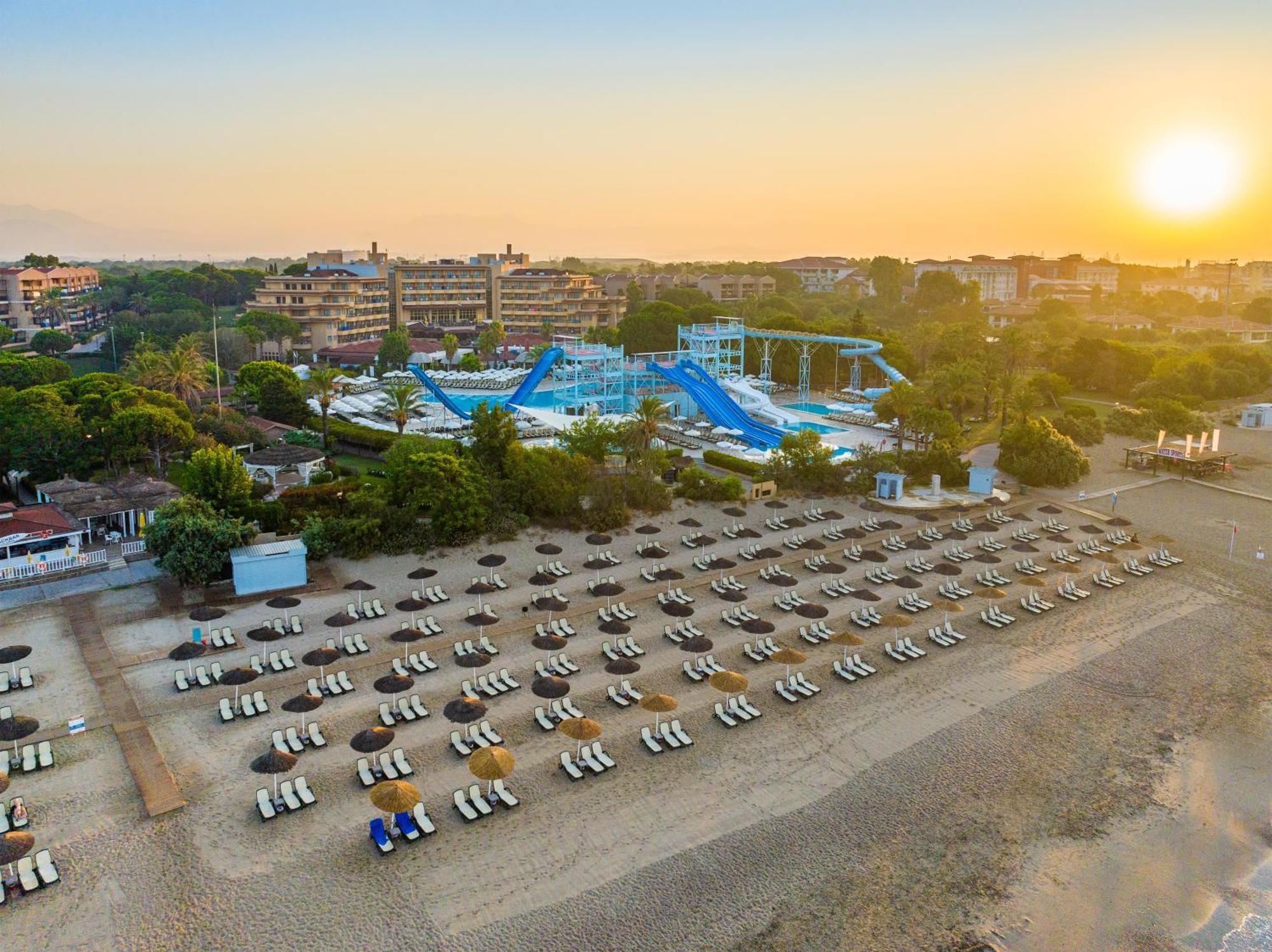 贝莱克水上世界酒店 安塔利亚 外观 照片 Aerial view of Atlantis Waterpark