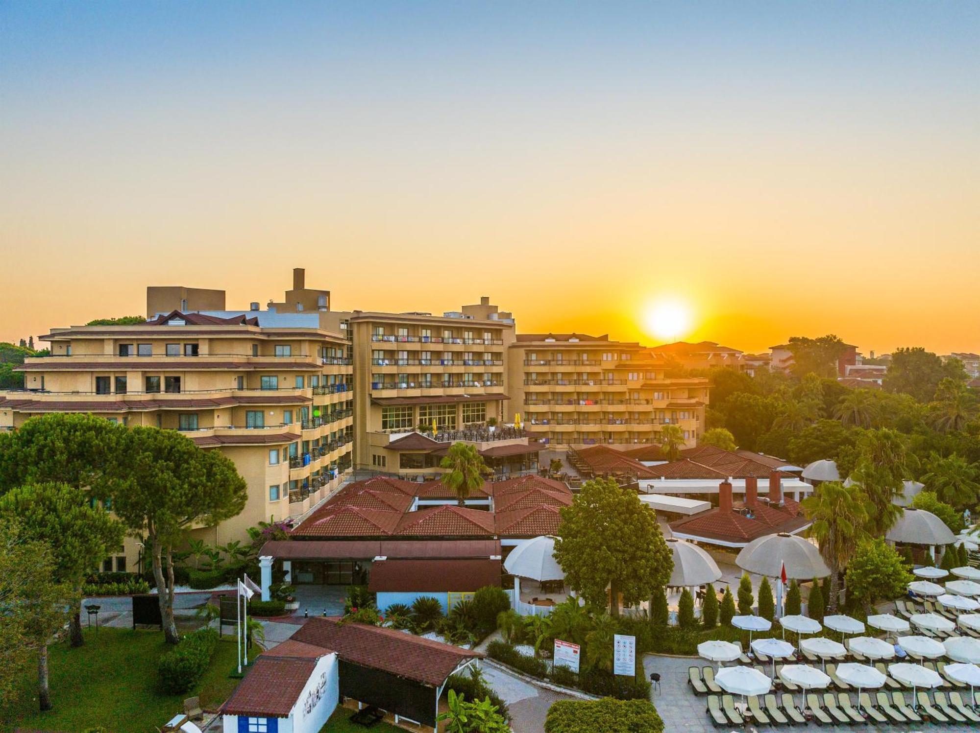贝莱克水上世界酒店 安塔利亚 外观 照片 Sunset at the hotel