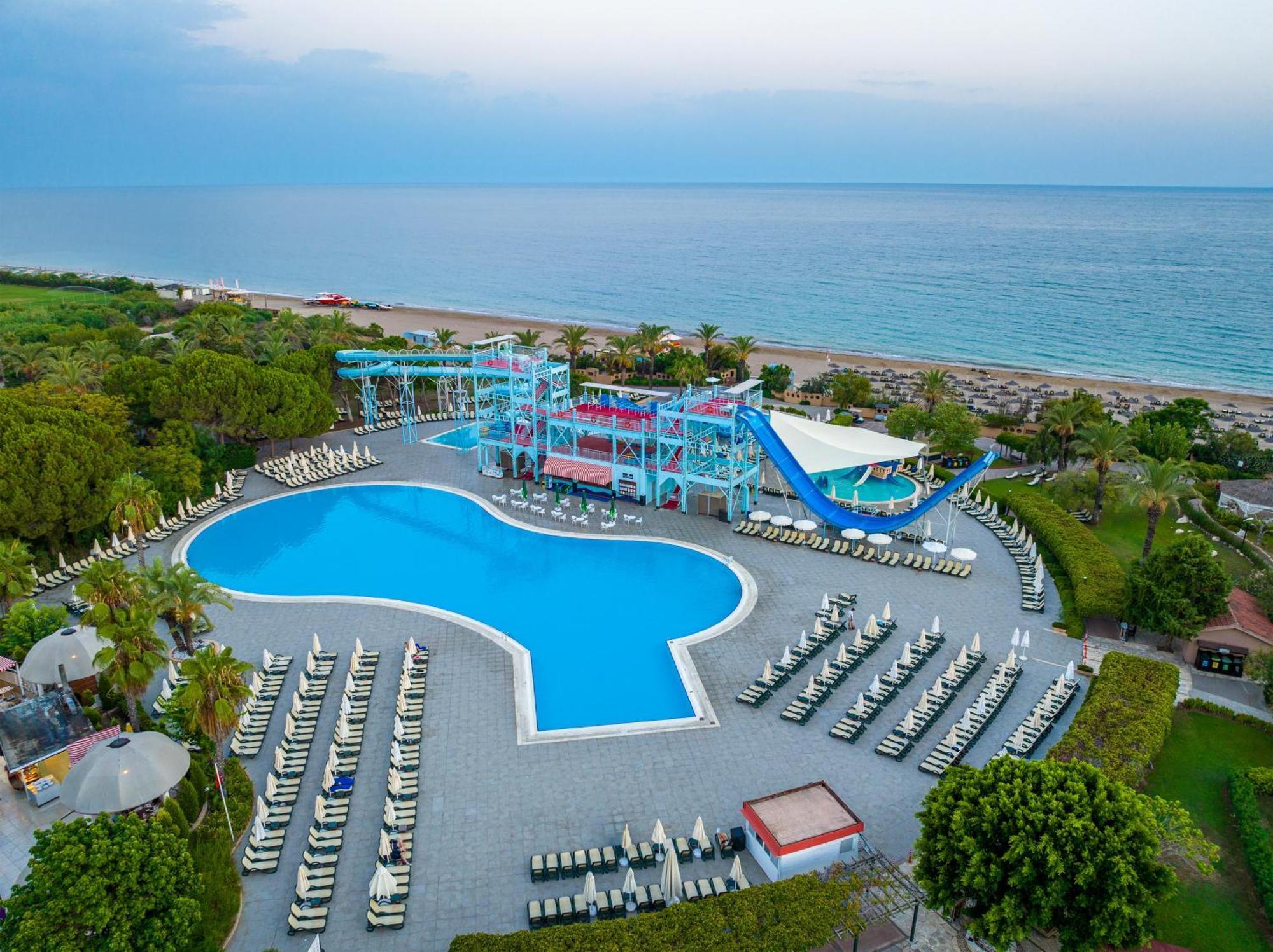 贝莱克水上世界酒店 安塔利亚 外观 照片 Aerial view of the water park