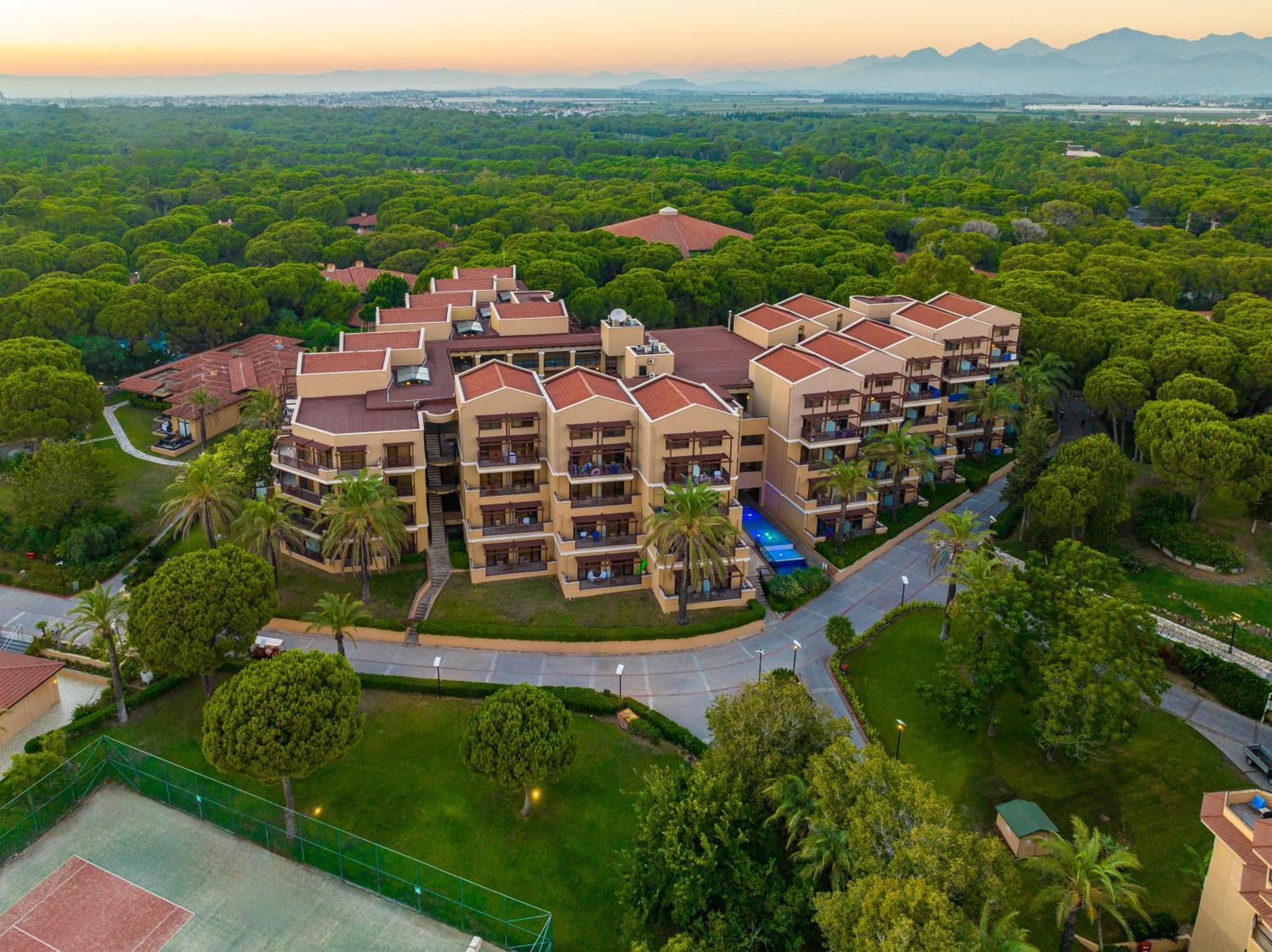 贝莱克水上世界酒店 安塔利亚 外观 照片 Aerial view of the resort