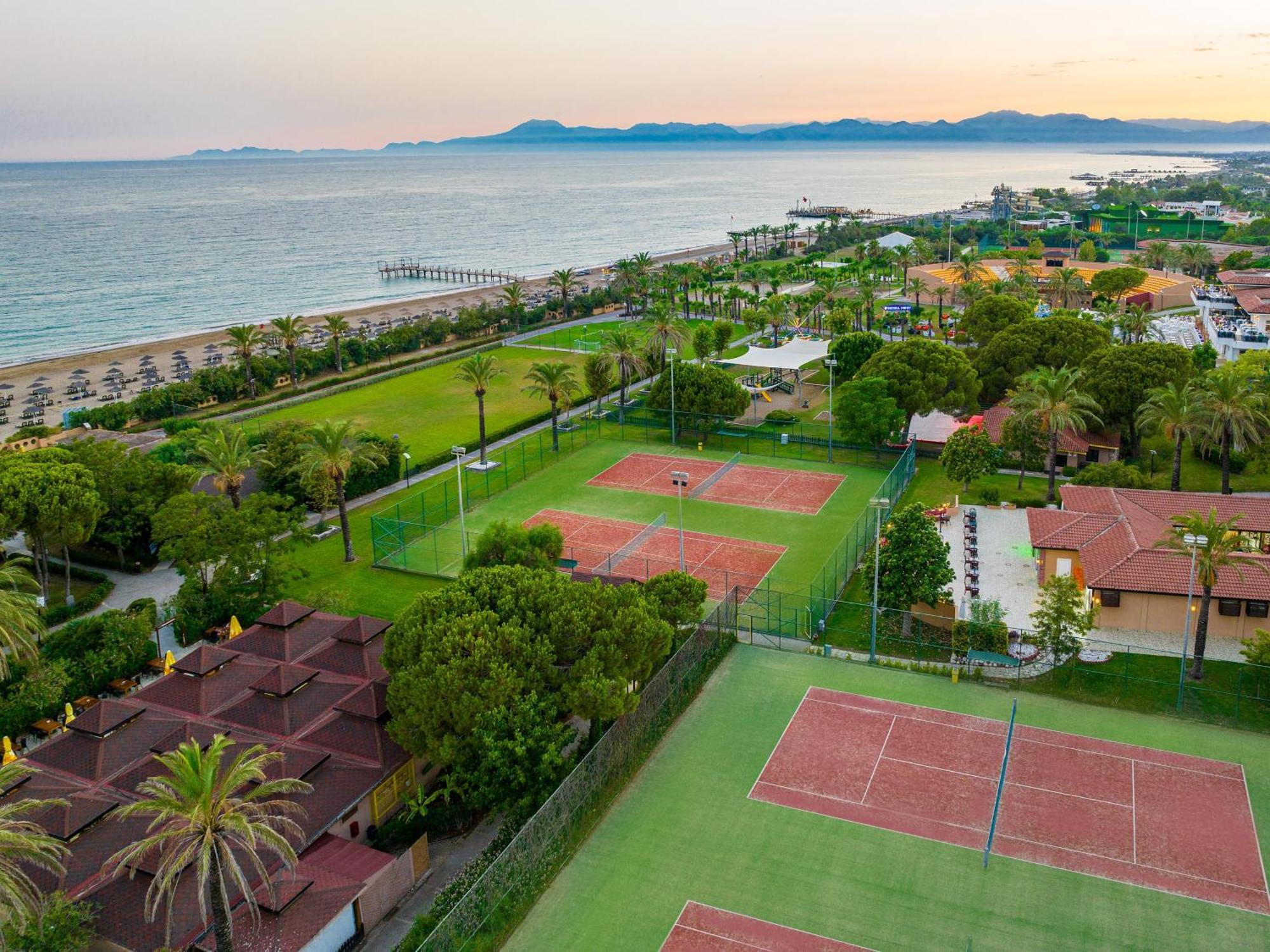 贝莱克水上世界酒店 安塔利亚 外观 照片 Tennis courts at the resort