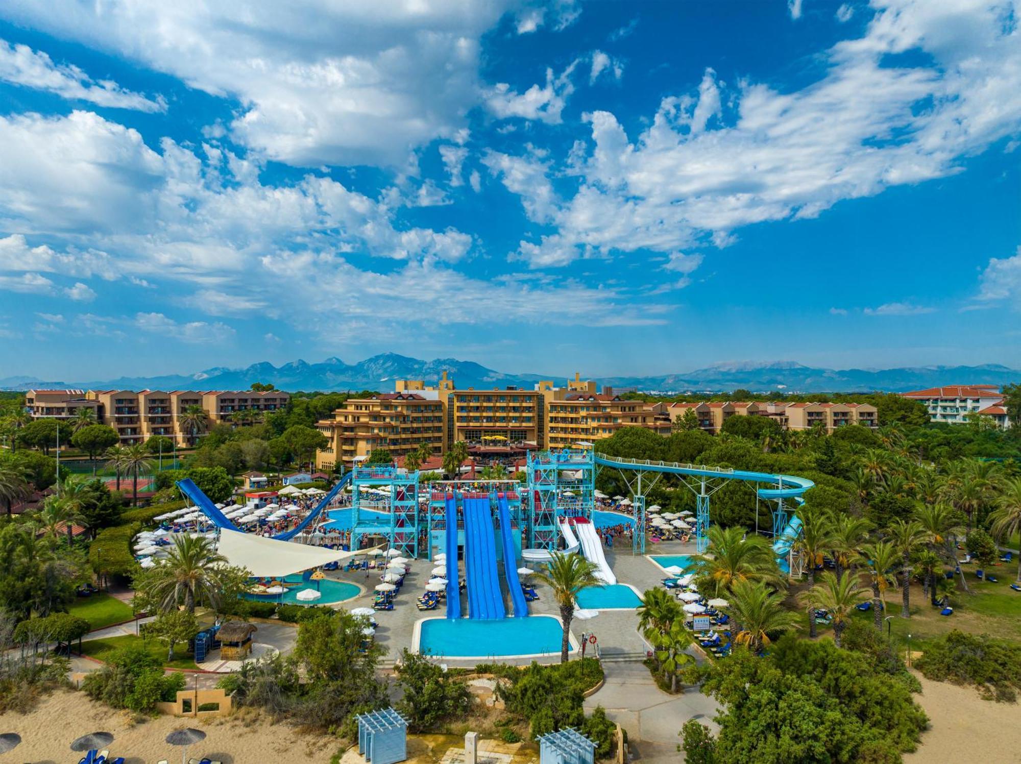 贝莱克水上世界酒店 安塔利亚 外观 照片 Aerial view of the water park