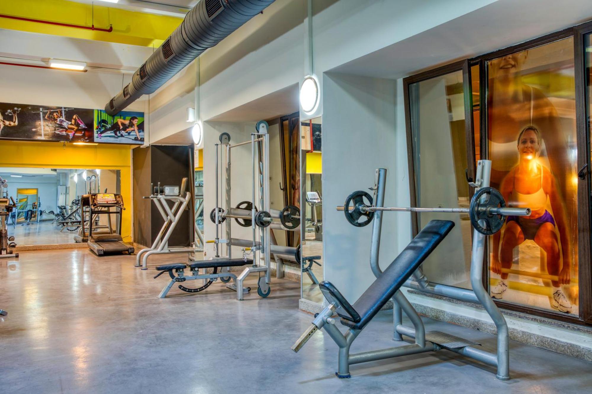 贝莱克水上世界酒店 安塔利亚 外观 照片 A typical Anytime Fitness gym