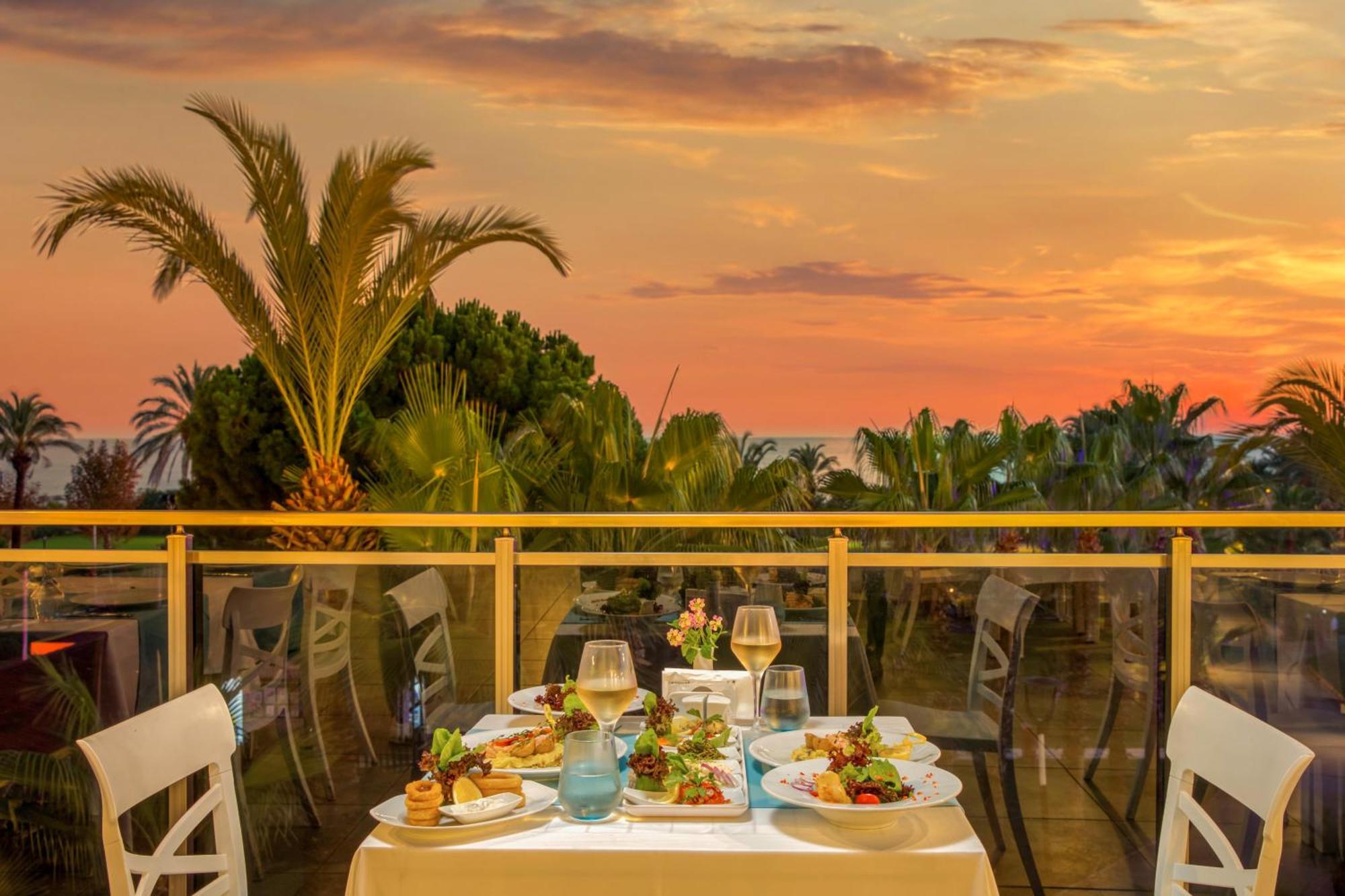 贝莱克水上世界酒店 安塔利亚 外观 照片 Sunset at the hotel